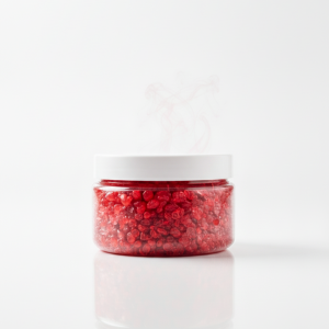 Pot d'encens rouge premium Hajarah d'Oman, résine naturelle de haute qualité, posé sur une surface élégante avec une légère fumée aromatique.