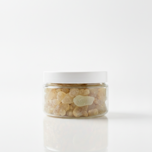 Pot de résine d’Oliban pur Hajarah, morceaux dorés et translucides, issu des terres du Dhofar à Oman, symbole de pureté et de tradition.