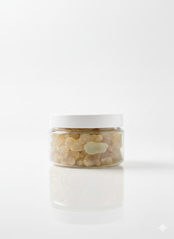 Pot de résine d’Oliban pur Hajarah, morceaux dorés et translucides, issu des terres du Dhofar à Oman, symbole de pureté et de tradition.